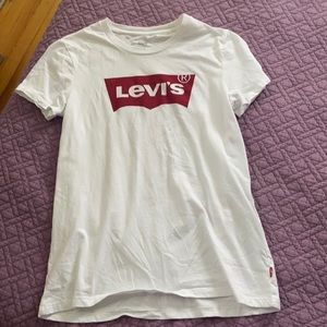 woman’s white levi’s t shirt